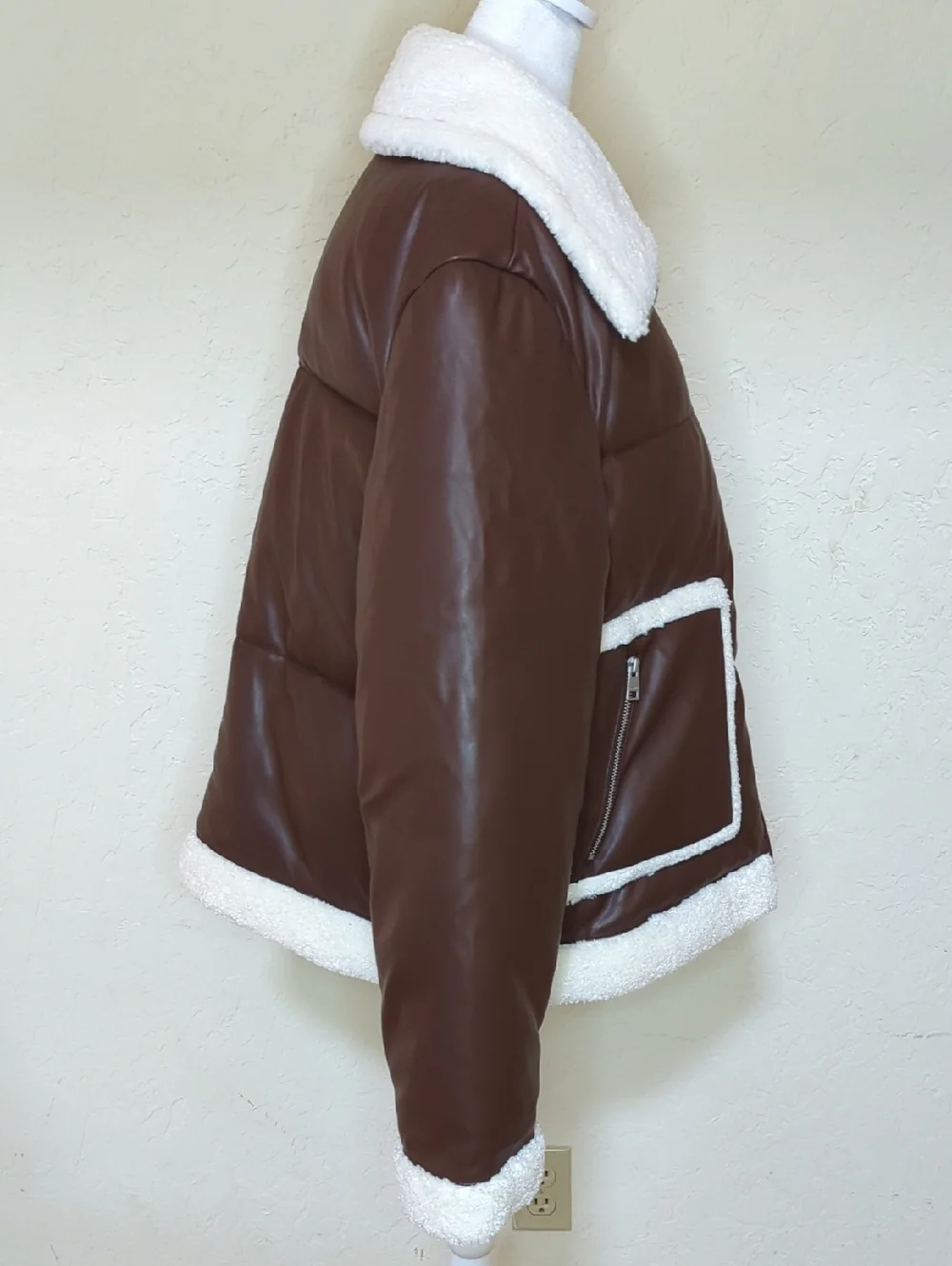 LIKE NEW Levi's Brown Faux Fur Long Sleeve zippered Sherpa Jacket Size XL